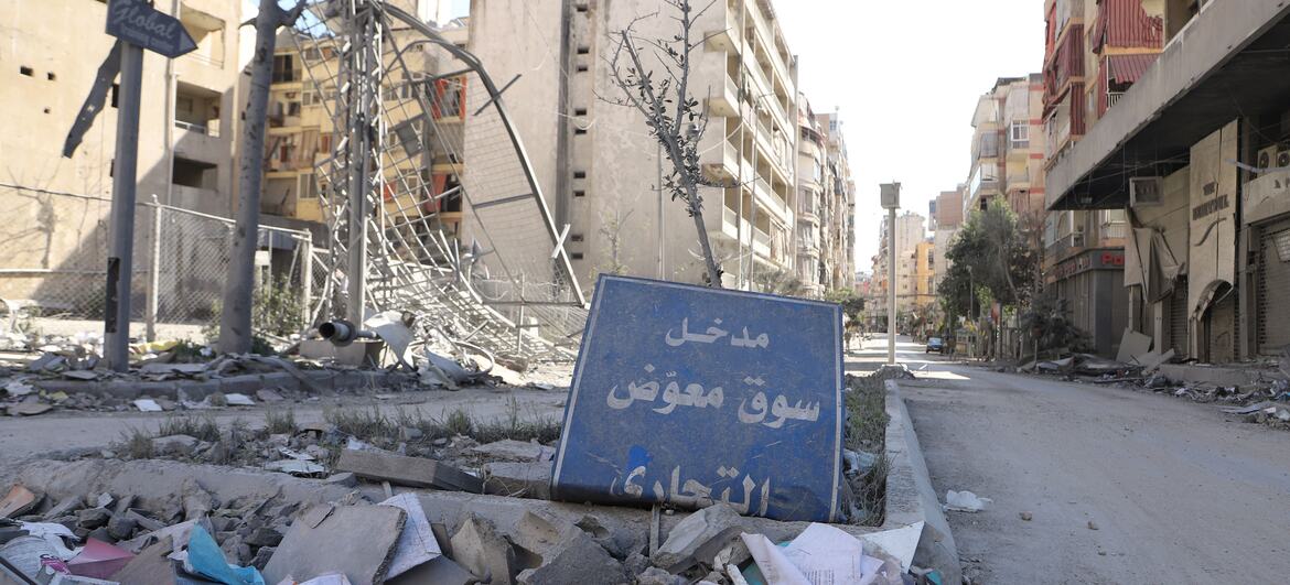 © WFP/Arete/Ali Yunes The impact of recent airstrikes is visible in a suburb of Beirut, Lebanon.